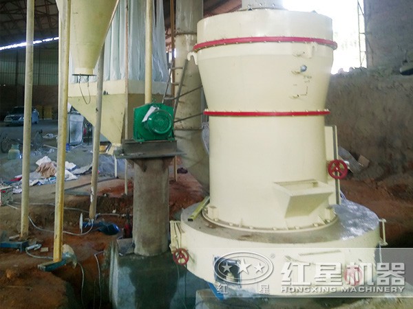 擺式磨粉機(jī)客戶現(xiàn)場安裝前 擺式磨粉機(jī)客戶現(xiàn)場安裝前