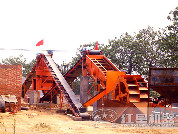 水輪式洗砂機工作現(xiàn)場 水輪式洗砂機工作現(xiàn)場