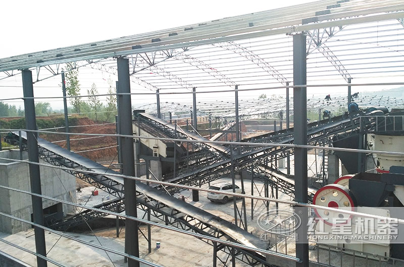 300-400噸石子破碎現(xiàn)場,粉塵少 300-400噸石子破碎現(xiàn)場,粉塵少