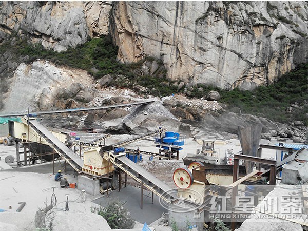 綠色環(huán)保的時產(chǎn)300噸的青石打砂機現(xiàn)場 綠色環(huán)保的時產(chǎn)300噸的青石打砂機現(xiàn)場
