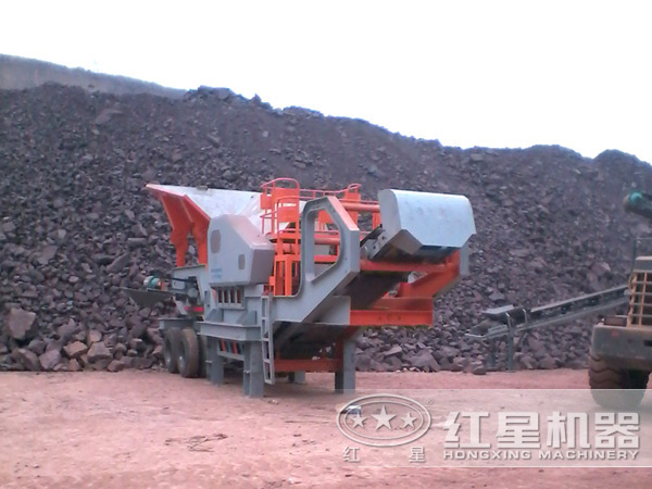 時(shí)產(chǎn)200噸廢鋼渣移動(dòng)破碎生產(chǎn)線:單臺(tái)設(shè)備作業(yè) 時(shí)產(chǎn)200噸廢鋼渣移動(dòng)破碎生產(chǎn)線:單臺(tái)設(shè)備作業(yè)