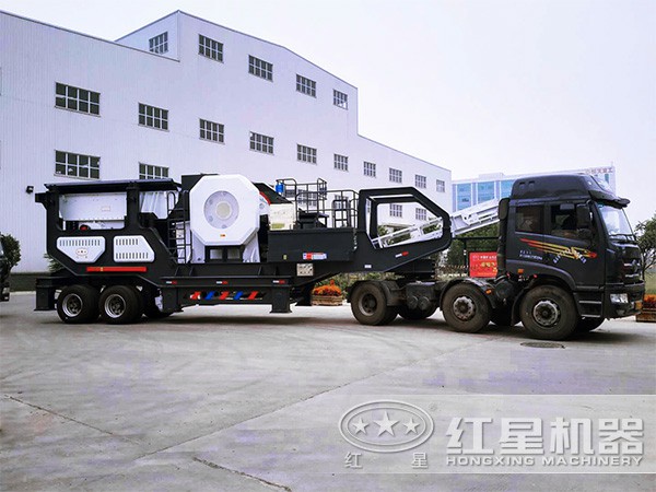 車頭拉著行走的新型環(huán)保移動(dòng)石子加工機(jī) 車頭拉著行走的新型環(huán)保移動(dòng)石子加工機(jī)