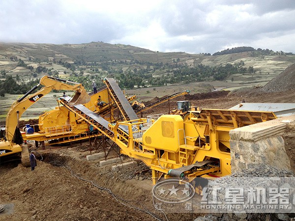 占地小、靈活轉(zhuǎn)場(chǎng)的輪胎式移動(dòng)破碎車 占地小、靈活轉(zhuǎn)場(chǎng)的輪胎式移動(dòng)破碎車