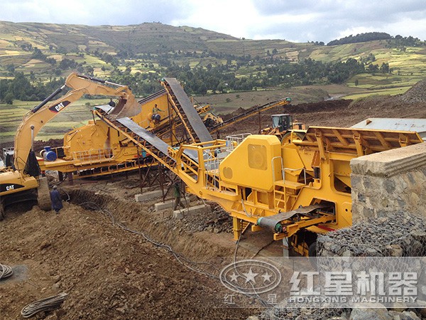 風(fēng)化巖移動(dòng)破碎制砂現(xiàn)場(chǎng) 風(fēng)化巖移動(dòng)破碎制砂現(xiàn)場(chǎng)