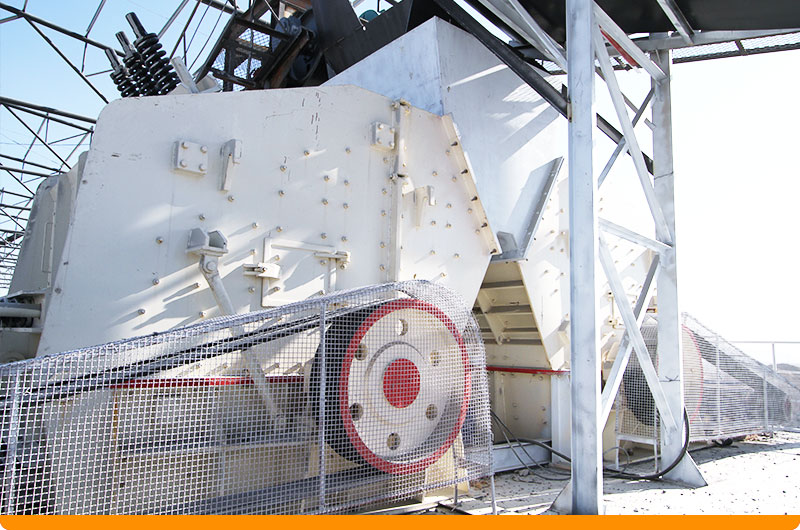 河北某石灰石破碎現場:反擊式破碎機 河北某石灰石破碎現場:反擊式破碎機