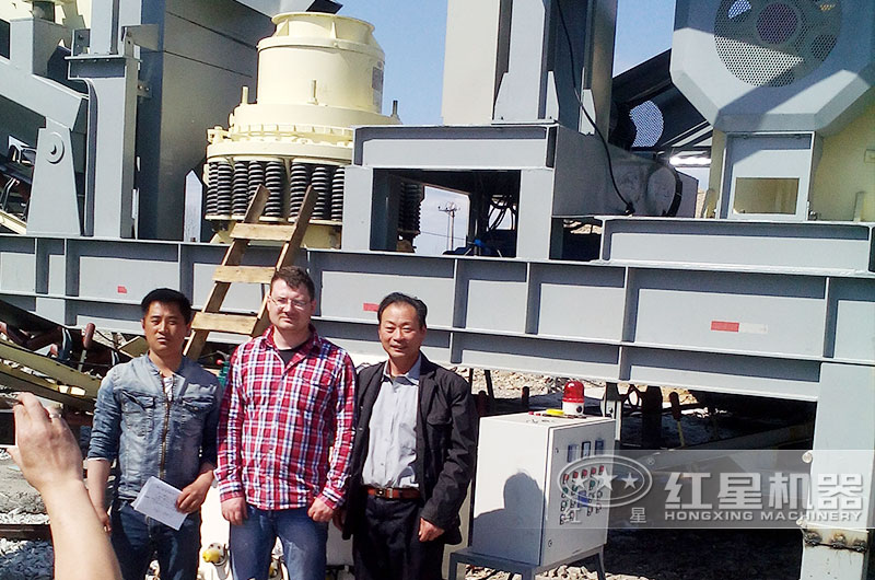 大型移動(dòng)破碎站廠家與德國(guó)用戶(hù)打成友好合作關(guān)系 大型移動(dòng)破碎站廠家與德國(guó)用戶(hù)打成友好合作關(guān)系