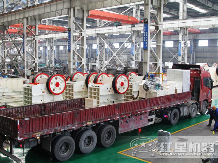 大型液壓鄂式破碎機(jī)廠家發(fā)貨 大型液壓鄂式破碎機(jī)廠家發(fā)貨