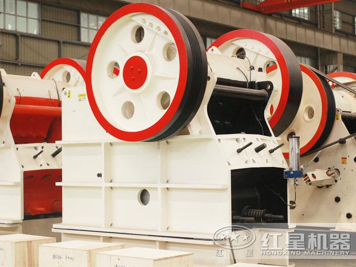 大型液壓鄂式破碎機(jī),過載保護(hù)避免設(shè)備損壞 大型液壓鄂式破碎機(jī),過載保護(hù)避免設(shè)備損壞