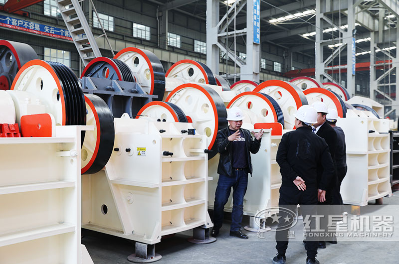 客戶到場參觀小型粉碎石頭設備并選型 客戶到場參觀小型粉碎石頭設備并選型