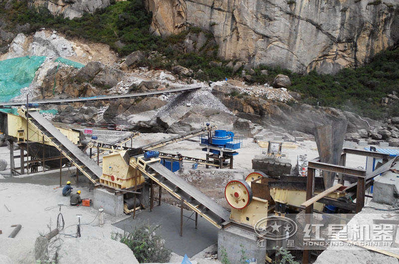 山東煙臺時產300-400噸青石破碎、制砂生產線 