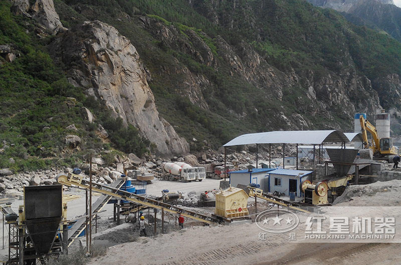 固定人工砂生產(chǎn)線現(xiàn)場(chǎng),配鄂破機(jī)+反擊破+VSI制砂機(jī) 固定人工砂生產(chǎn)線現(xiàn)場(chǎng),配鄂破機(jī)+反擊破+VSI制砂機(jī)
