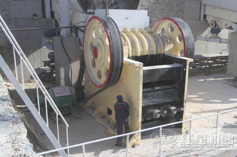 時產(chǎn)500噸石灰石制砂生產(chǎn)線:顎式破碎機(jī)