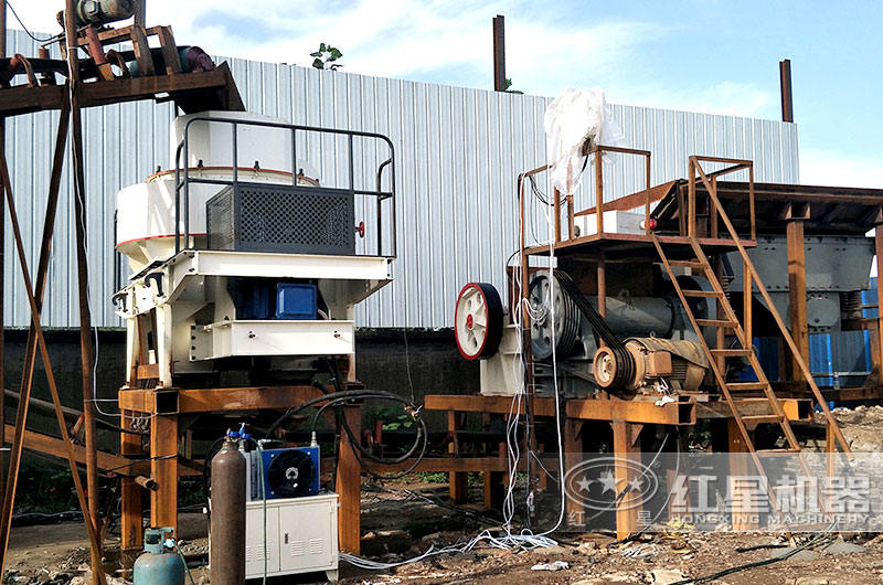 時(shí)產(chǎn)200噸固定破碎生產(chǎn)線作業(yè)現(xiàn)場(chǎng) 時(shí)產(chǎn)200噸固定破碎生產(chǎn)線作業(yè)現(xiàn)場(chǎng)