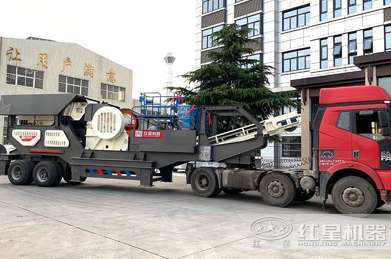 大型移動式碎石生產(chǎn)線開往客戶現(xiàn)場 大型移動式碎石生產(chǎn)線開往客戶現(xiàn)場