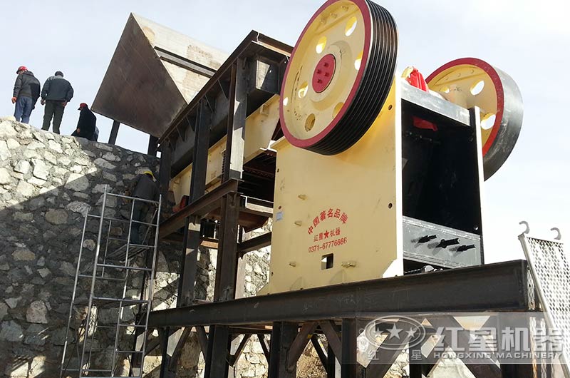 顎式破碎機作業(yè)現(xiàn)場圖 顎式破碎機作業(yè)現(xiàn)場圖