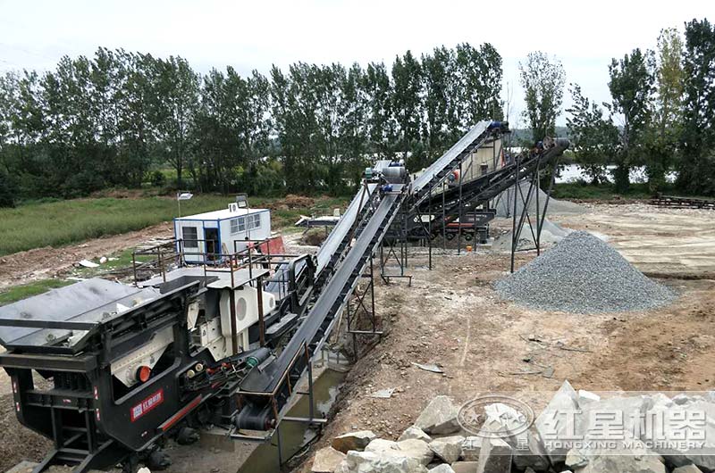 武漢客戶(hù)自行式沙石破碎機(jī)現(xiàn)場(chǎng) 武漢客戶(hù)自行式沙石破碎機(jī)現(xiàn)場(chǎng)