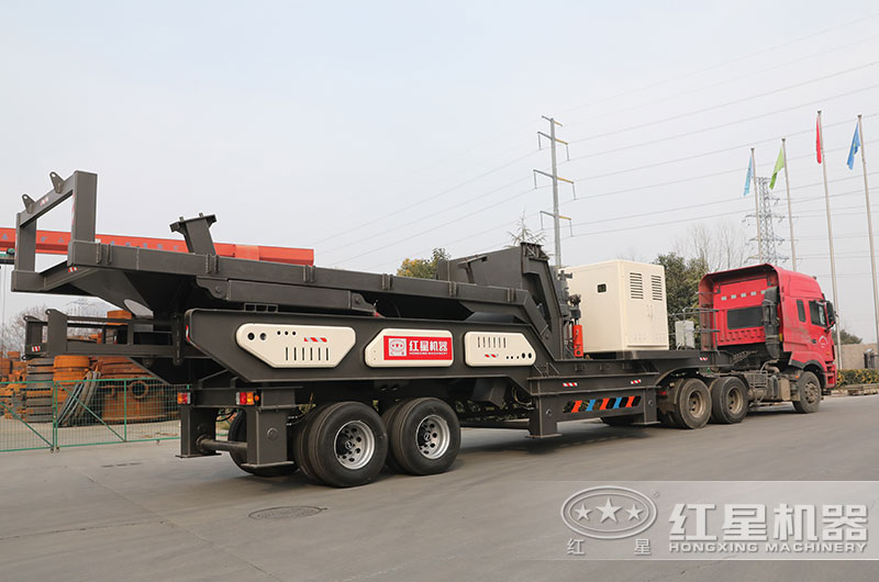 自行式沙石破碎機(jī)開(kāi)往客戶(hù)現(xiàn)場(chǎng) 自行式沙石破碎機(jī)開(kāi)往客戶(hù)現(xiàn)場(chǎng)