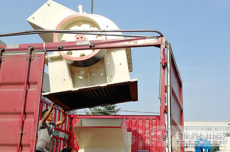 pc1010錘式破碎機(jī)裝車 pc1010錘式破碎機(jī)裝車