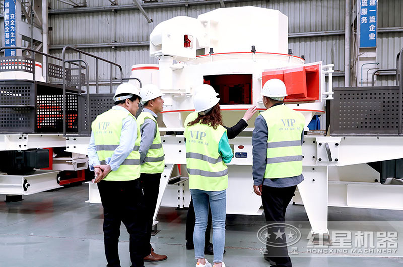 客戶抵達設備車間，近距離了解設備