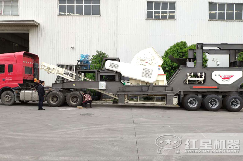 移動(dòng)二合一重錘式破碎機(jī)直接開走 移動(dòng)二合一重錘式破碎機(jī)直接開走