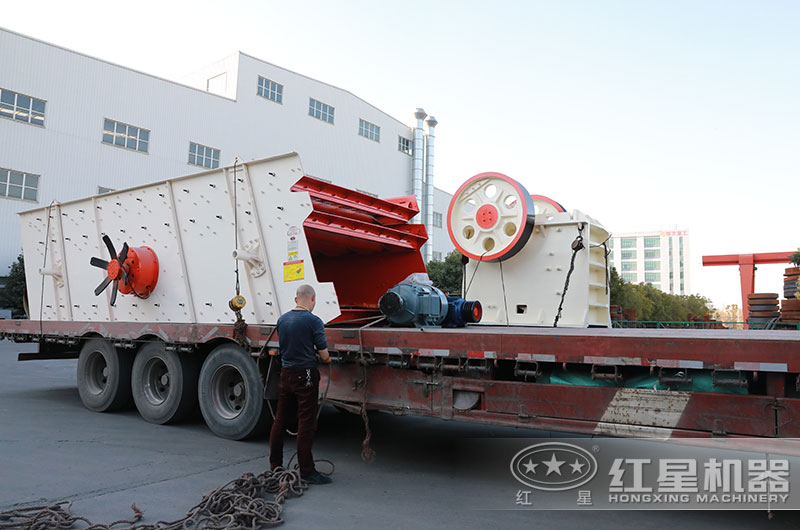 小型鄂式碎石機(jī)裝車(chē)發(fā)貨 小型鄂式碎石機(jī)裝車(chē)發(fā)貨