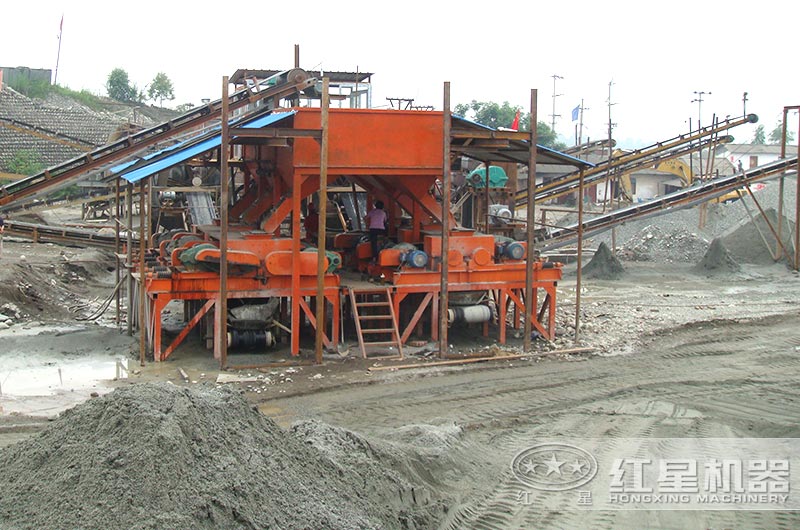 山西客戶對(duì)輥破碎機(jī)工作現(xiàn)場(chǎng) 山西客戶對(duì)輥破碎機(jī)工作現(xiàn)場(chǎng)