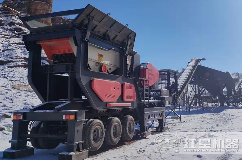 輪胎式移動破碎機現(xiàn)場 輪胎式移動破碎機現(xiàn)場