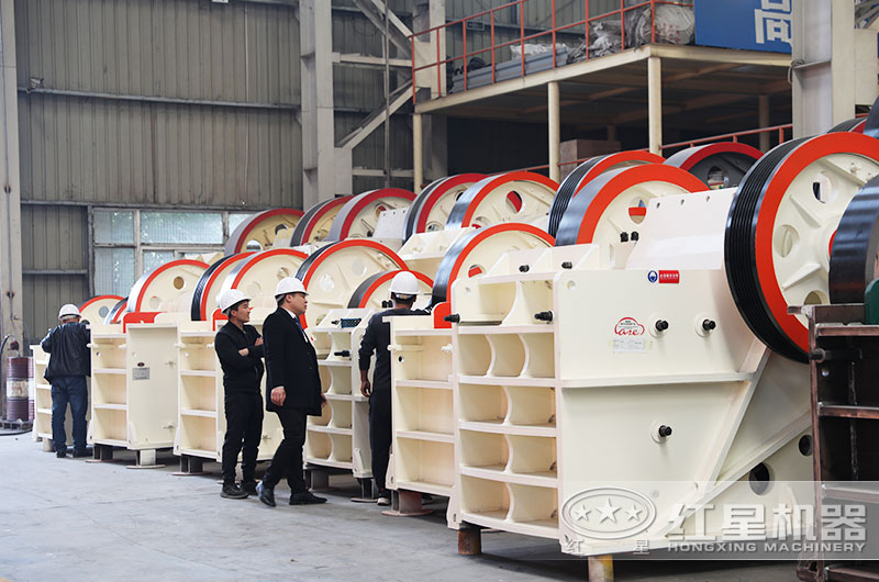 客戶來廠考察顎式破碎機(jī)設(shè)備 客戶來廠考察顎式破碎機(jī)設(shè)備