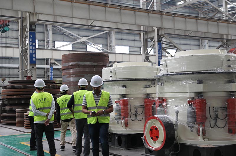 客戶來廠考察圓錐破碎機(jī) 客戶來廠考察圓錐破碎機(jī)