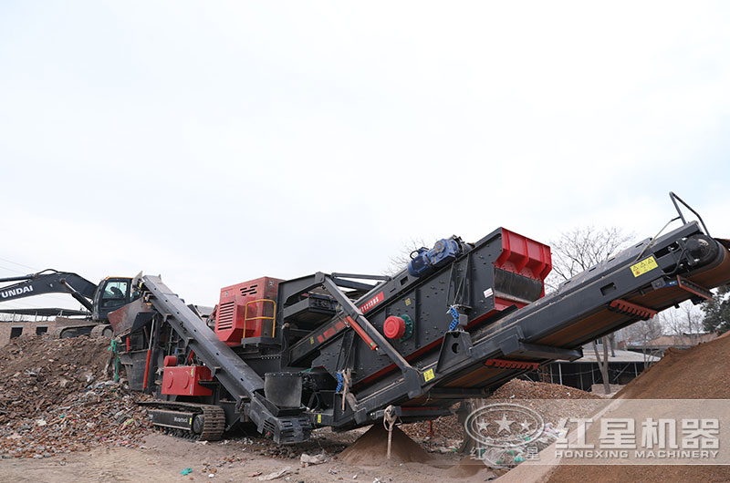 履帶小型移動(dòng)破碎砂石機(jī)作業(yè)現(xiàn)場(chǎng) 履帶小型移動(dòng)破碎砂石機(jī)作業(yè)現(xiàn)場(chǎng)