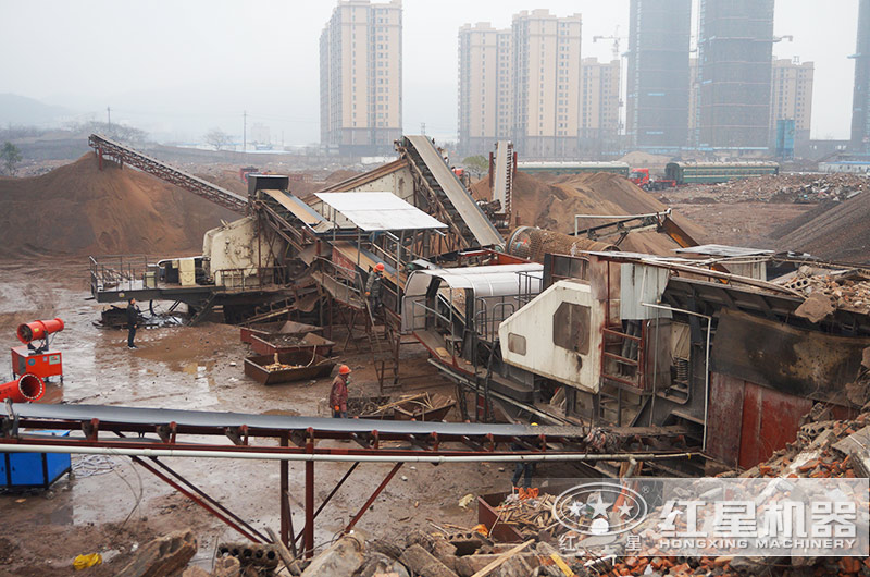 輪胎移動破碎機聯(lián)機作業(yè)現(xiàn)場 輪胎移動破碎機聯(lián)機作業(yè)現(xiàn)場