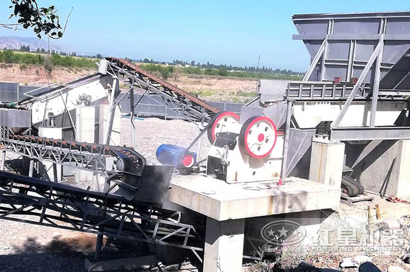 火山巖碎石加工現(xiàn)場(chǎng) 火山巖碎石加工現(xiàn)場(chǎng)