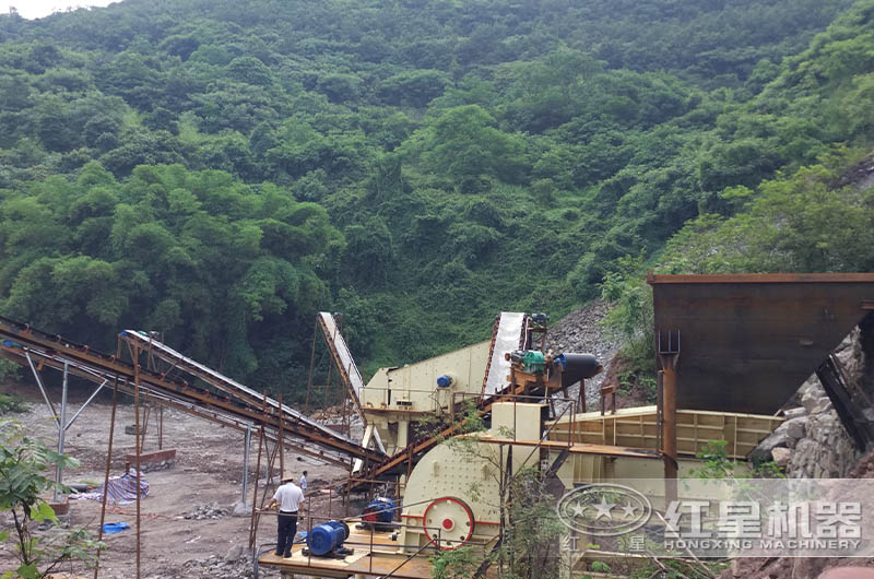 石英巖制砂現(xiàn)場(chǎng) 石英巖制砂現(xiàn)場(chǎng)