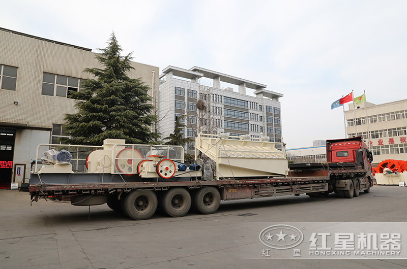 瓜米石對(duì)輥制砂機(jī)裝車(chē)發(fā)貨現(xiàn)場(chǎng) 瓜米石對(duì)輥制砂機(jī)裝車(chē)發(fā)貨現(xiàn)場(chǎng)