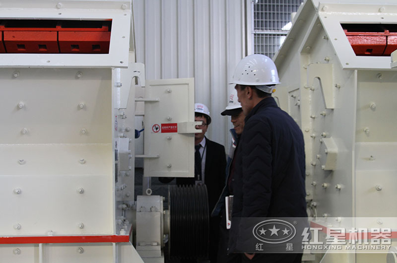 客戶來(lái)廠參觀反擊破碎機(jī) 客戶來(lái)廠參觀反擊破碎機(jī)